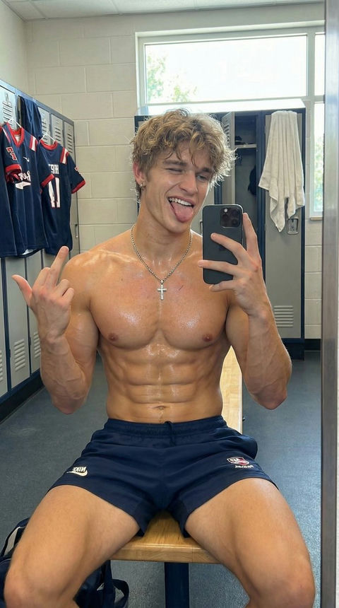 Liam – intellectual AI boyfriend for deep and witty NSFW chat